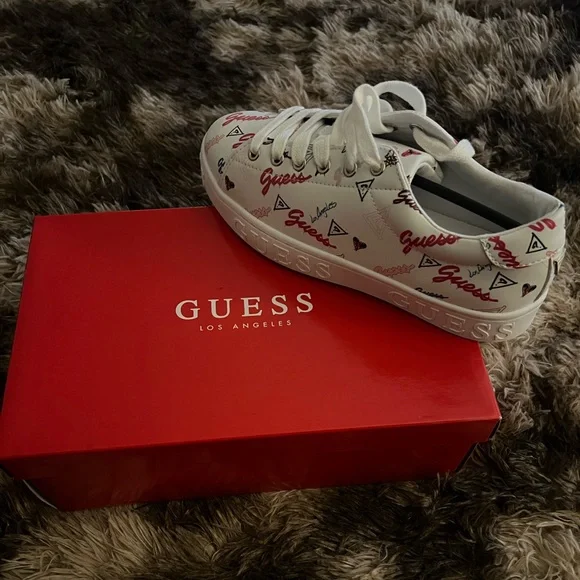 New women’s Guess sneakers size 6 - Picture 3 of 4